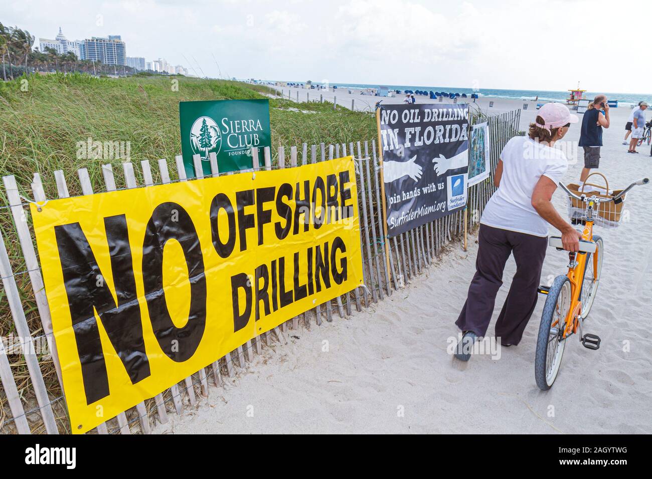 Miami Beach, Florida, Ölpest Protest, Offshore-Bohrungen, Banner, Schild, Logo, Besucher reisen Reise touristischer Tourismus Wahrzeichen Kultur cul Stockfoto