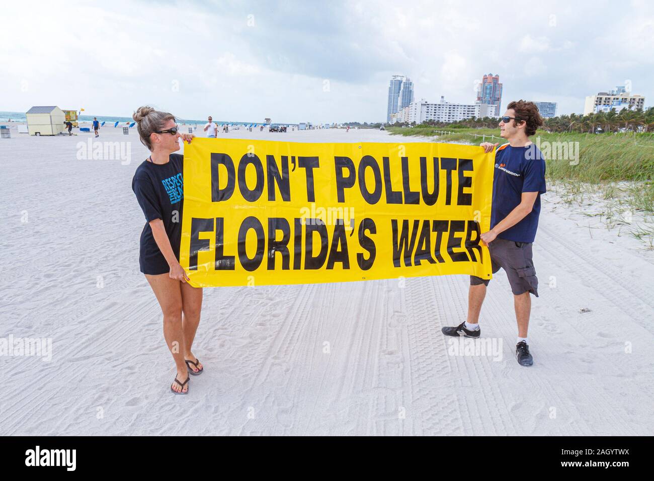 Miami Beach Florida, Ölpest Protest, Offshore-Bohrungen, Banner, Schild, Mann Männer männlich, Frau weibliche Frauen, FL100515034 Stockfoto