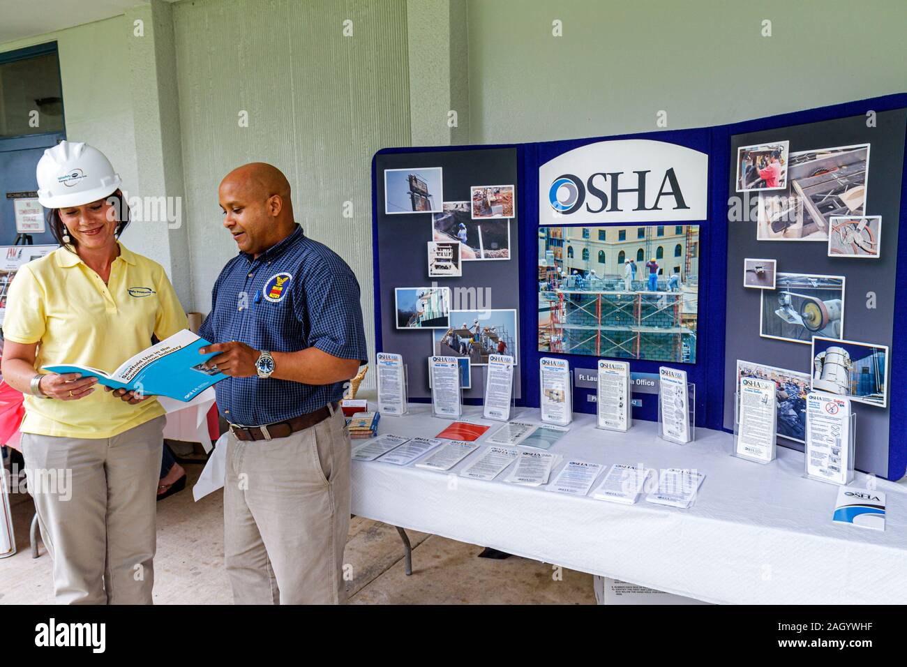 Hollywood Florida, South Florida Safety Expo, US Department of Labor, al Safety & Health Administration, Aussteller, hispanischer Mann Männer männlich, Frau weiblich wome Stockfoto
