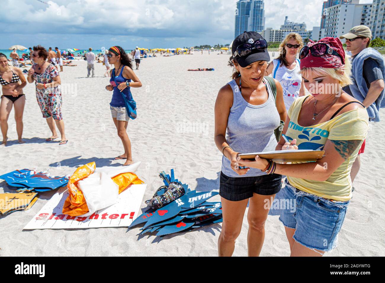 Miami Beach, Florida, Greenpeace, Demonstration, Protest, Rettung der Wale, Organisatorin, Organisatorin, Hispanic-Frauenfrau, Unterschriftenliste, FL100526015 Stockfoto