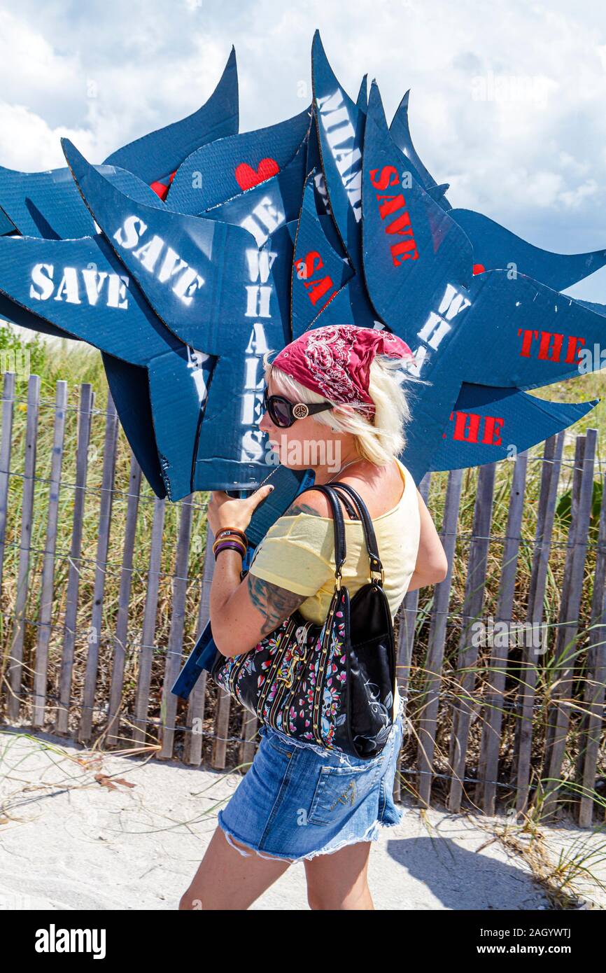 Miami Beach Florida, Greenpeace, Demonstration, Protest, Rette die Wale, Erwachsene Erwachsene Frau Frauen Dame, Schild, Logo, Besucher reisen Reise Tour tou Stockfoto