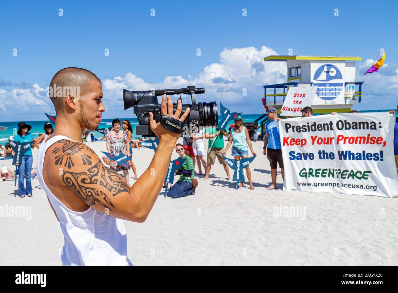 Miami Beach Florida, Greenpeace, Demonstration, Protest, Rette die Wale, Schild, Logo, Gruppe, Unterstützer, Hispanic Latino ethnische Einwanderer mino Stockfoto