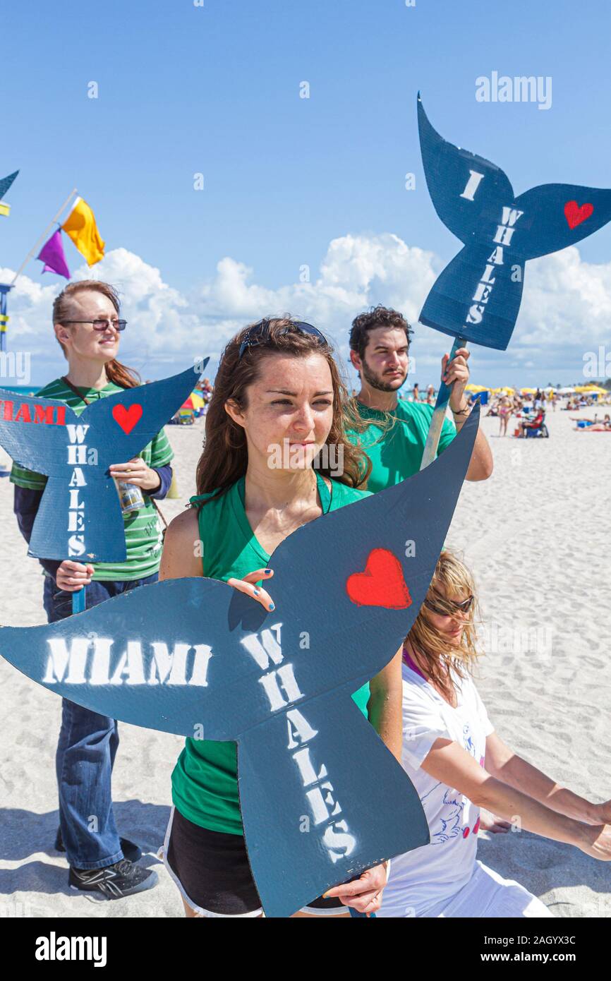 Miami Beach Florida, Greenpeace, Demonstration, Protest, Rettung der Wale, Schild, Gruppe, Unterstützer, hispanische Frauen, FL100526045 Stockfoto