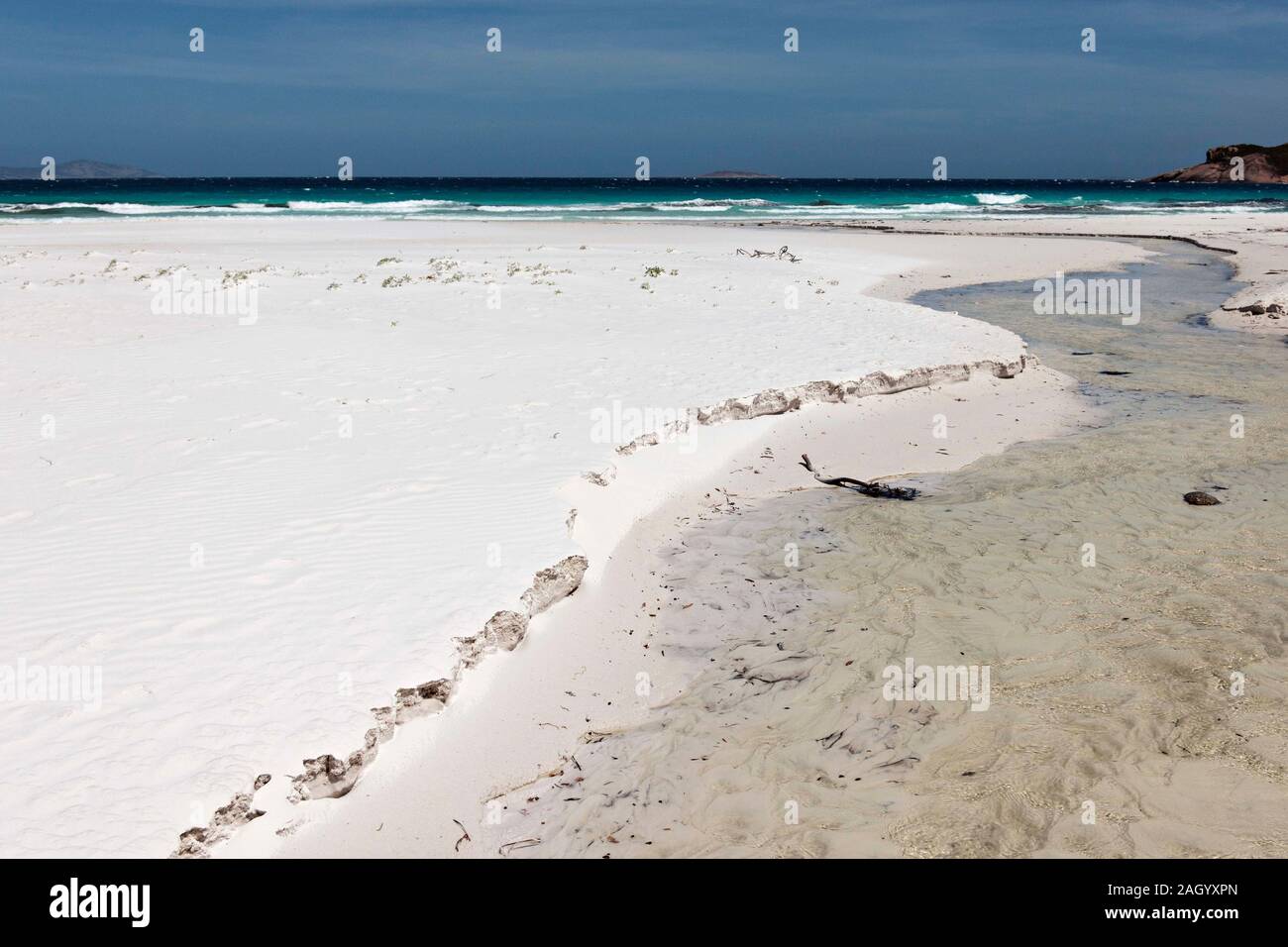 Wasser Strom durch weißen Sandstrand schneiden, Esperance Western Australia Stockfoto