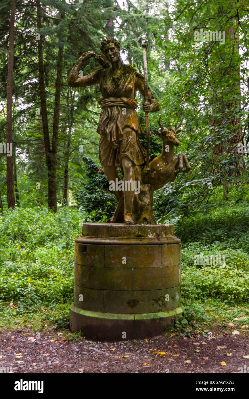 Perthshire Schottland - 10. September 2019: Statue von Diana die Jägerin in Diana's Grove in der Blair Castle Grounds, UK, 10. September, 2019 Stockfoto