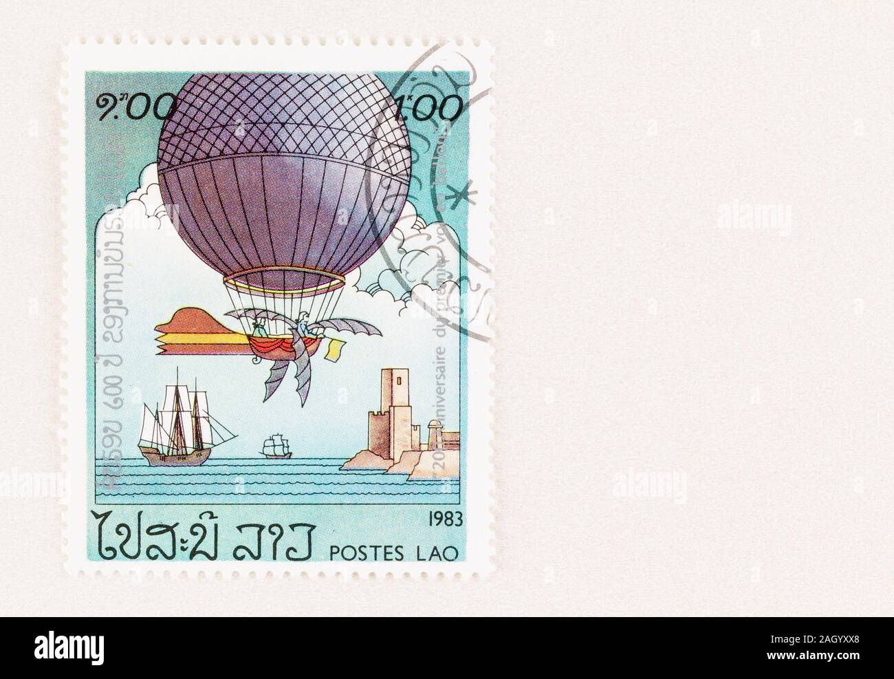 Stempel von Laos anlaesslich des 200. Jahrestages der ersten bemannten Ballonfahrt unthethered. Ballon mit Flügel im Flug über den Ärmelkanal von Dover Stockfoto