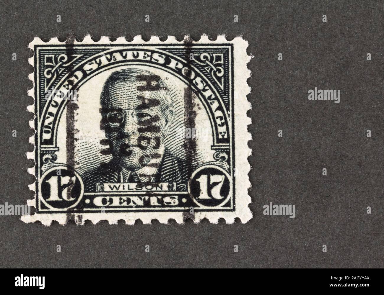 Schwarz 1925 US-Briefmarke mit Woodrow Wilson, der 28. Präsident der Vereinigten Staaten von Amerika, mit einer Kopie. Scott Nr. 623, Stockfoto