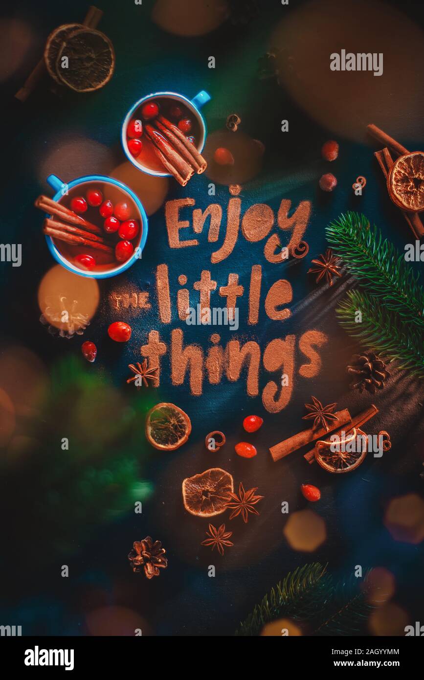 Die kleinen Dinge Zimt text Genießen. Weihnachten heißen Getränk flach Stockfoto