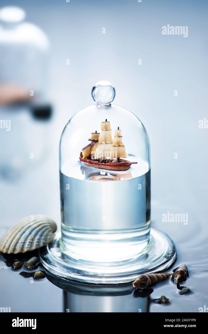 Segelboot unter einer Glaskuppel, Schiff in der Flasche Konzept mit Kopie Raum Stockfoto