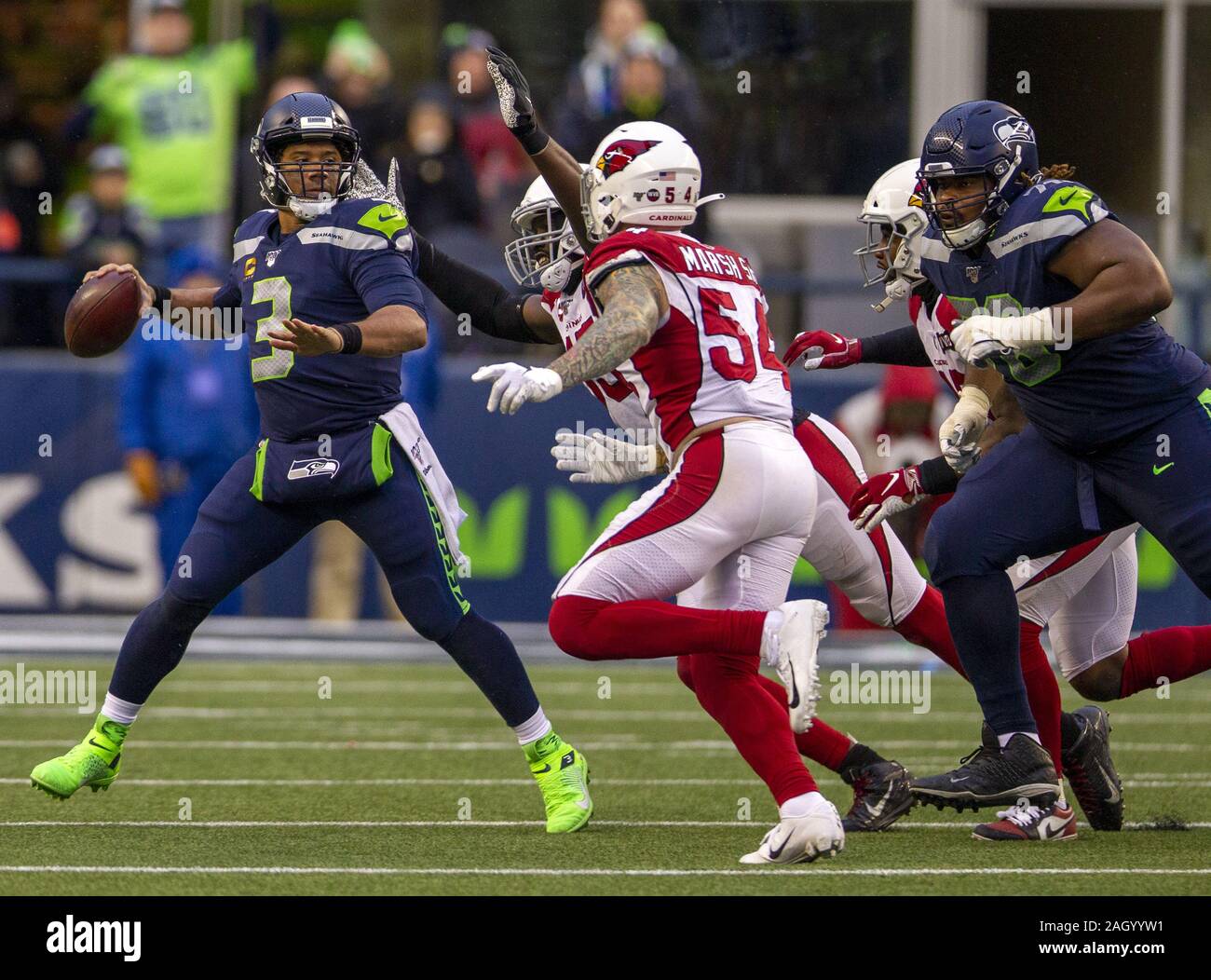 Seattle, USA. 22 Dez, 2019. Seattle Seahawks Quarterback Russell Wilson (3) fließt unter Druck von den Arizona Cardinals linebacker Krämer Jones (55), während das dritte Quartal bei CenturyLink Feld am 22. Dezember 2019 in Seattle, Washington. Die Kardinäle schlagen die Seahawks 27-13. Foto von Jim Bryant/UPI Quelle: UPI/Alamy leben Nachrichten Stockfoto