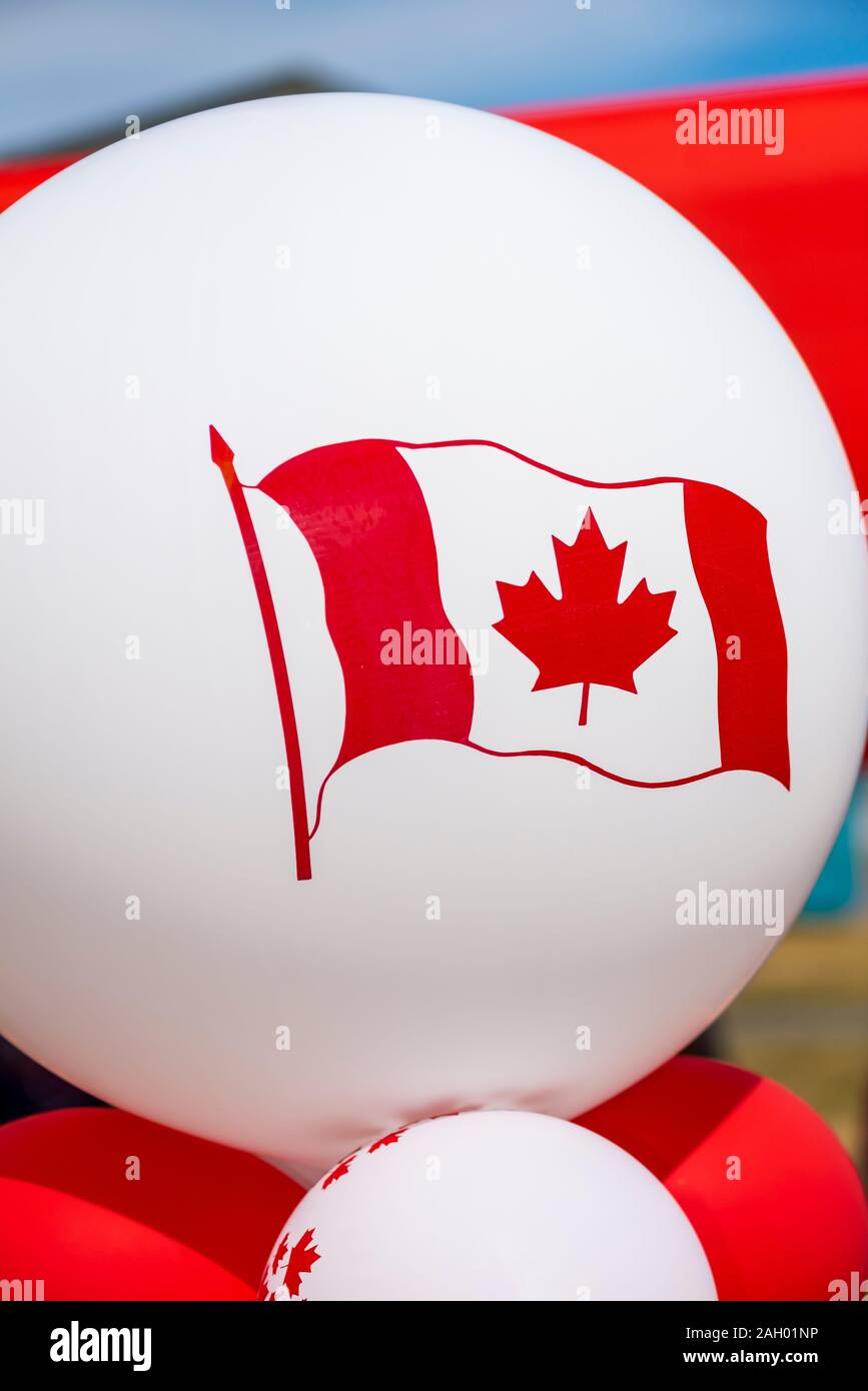 Rote und weiße Luftballons mit Maple Leaf und Kanadische Fahne dekoriert, symbolisch für Kanada Tag gefeiert wird jedes 1. Juli Stockfoto