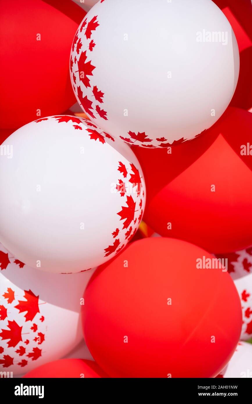 Rote und weiße Luftballons mit Maple Leaf und Kanadische Fahne dekoriert, symbolisch für Kanada Tag gefeiert wird jedes 1. Juli Stockfoto
