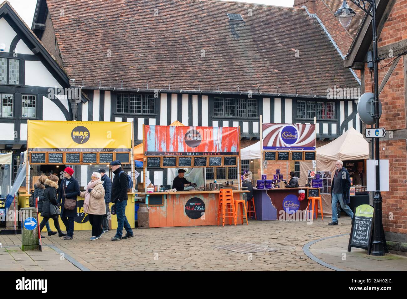 Essen und Trinken geht im viktorianischen Weihnachtsmarkt. Stratford-upon-Avon, Warwickshire, England Stockfoto