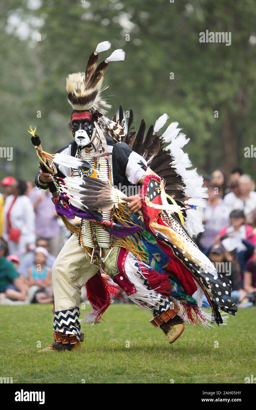 Männliche indigene Tänzerin im Canada Day Powwow. Stockfoto
