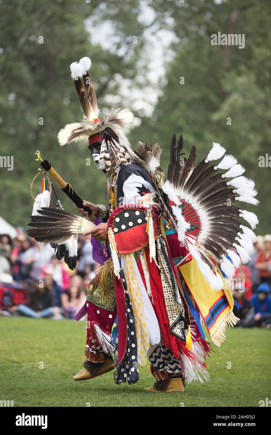 Männliche indigenen Tänzer an Kanada Tag Powwow. Stockfoto