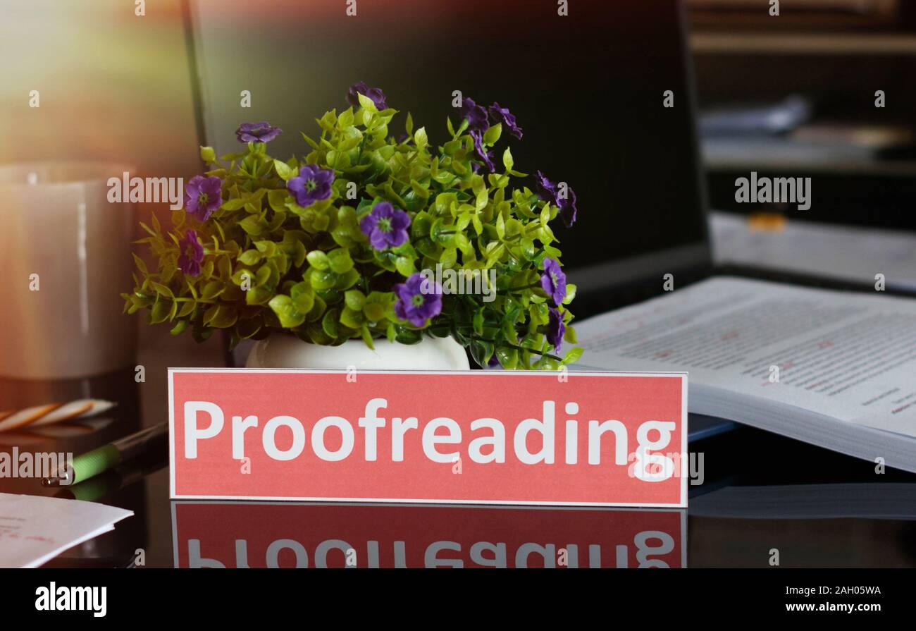 Korrekturlesen Englisch Karte auf Schwarzen Tisch im Büro Stockfoto