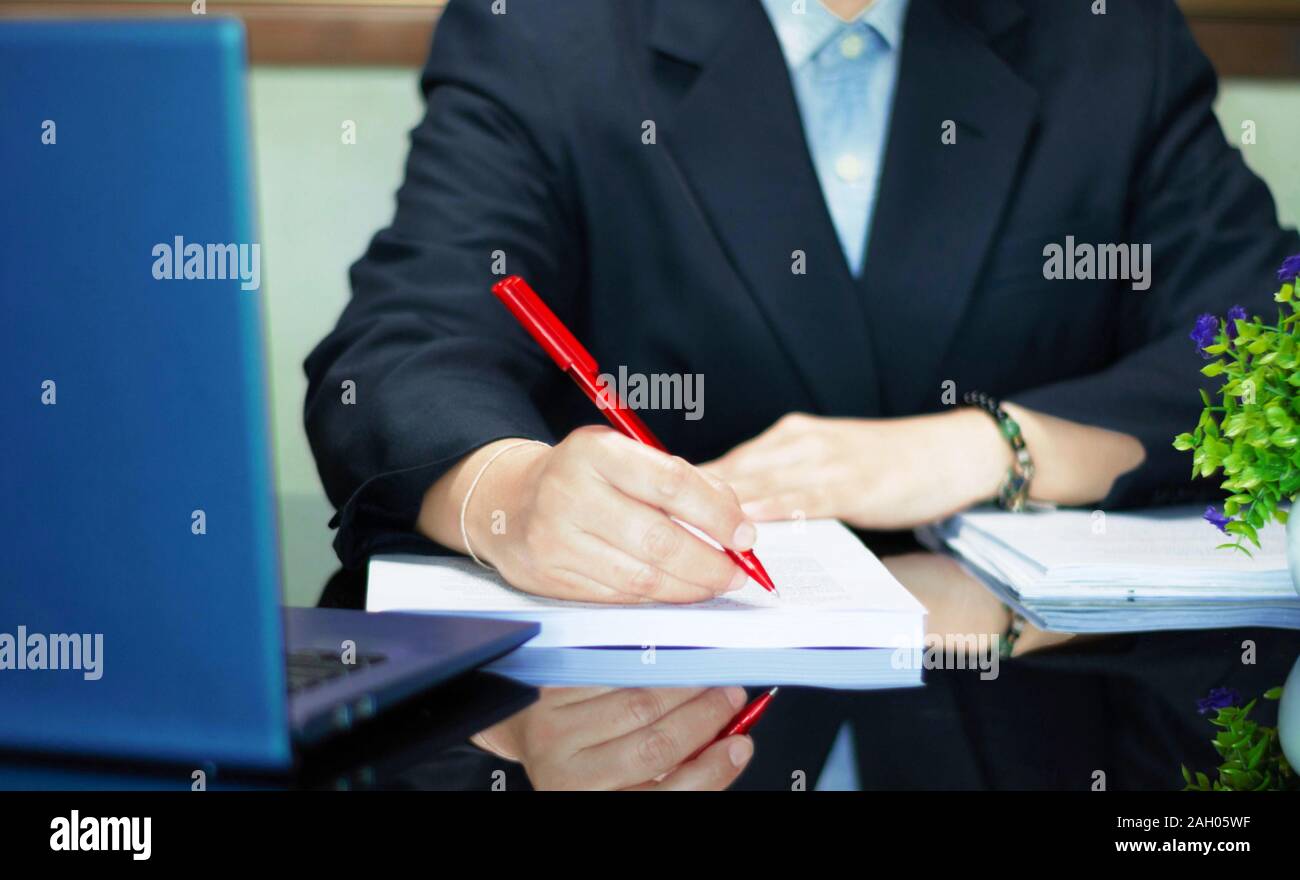 Hand rot auf schwarz Tisch im Büro zu lesen Stockfoto