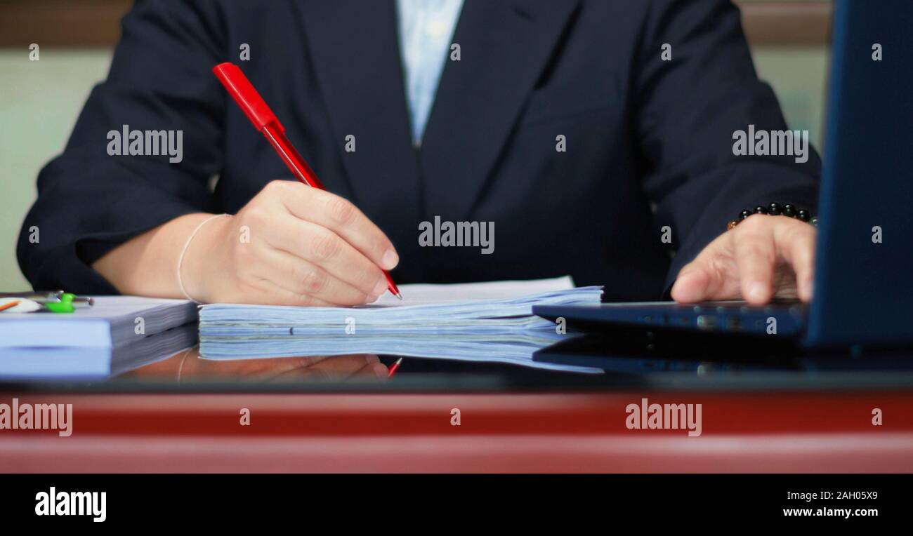Hand rot auf schwarz Tisch im Büro zu lesen Stockfoto