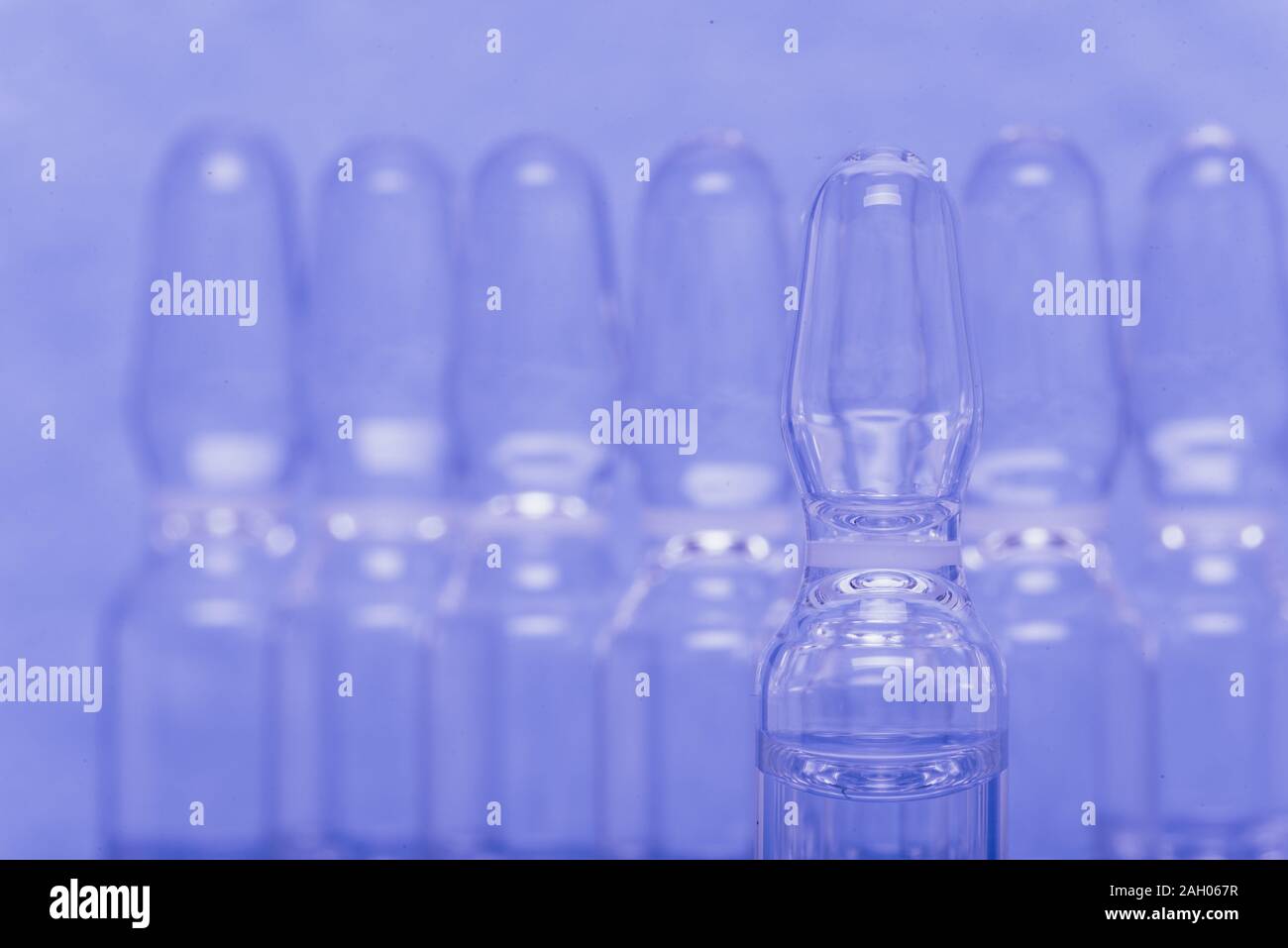 Glas medizinische Ampulle Durchstechflasche für die Injektion. Medizin ist Flüssigkeit Natriumchlorid mit wässriger Lösungen in der Ampulle. Close Up. Flaschen Ampulle multicolor. Stockfoto