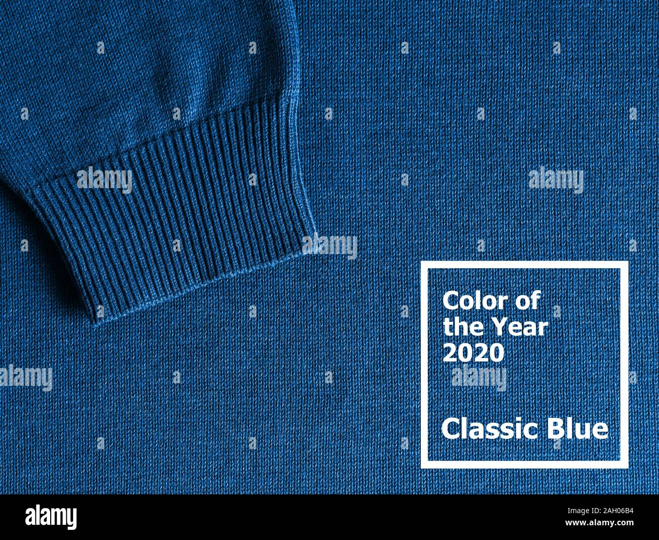 Pullover in classic blue 2020 Farbe. Farbe des Jahres Konzept 2020 für die Mode- und Bekleidungsindustrie Stockfoto