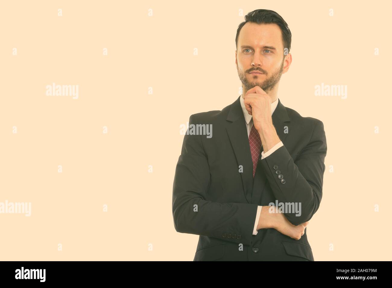 Studio für junge Unternehmer zu denken, während in der Ferne suchen Stockfoto