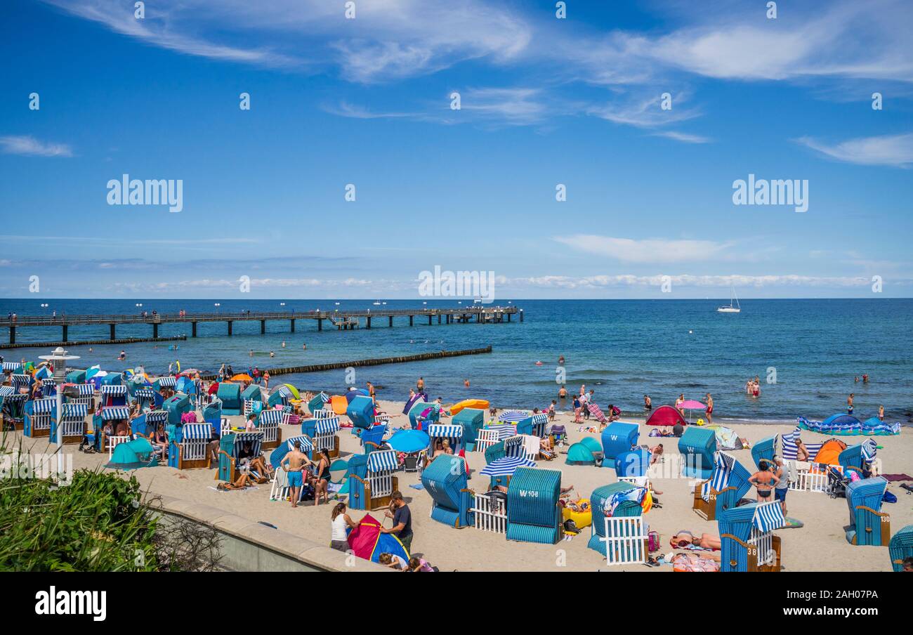 Hooded liegen (Strandkörbe) am Strand des Ostseebades Kühlungsborn mit Blick auf die Seebrücke, Mecklenburg-Vorpommern, G Stockfoto