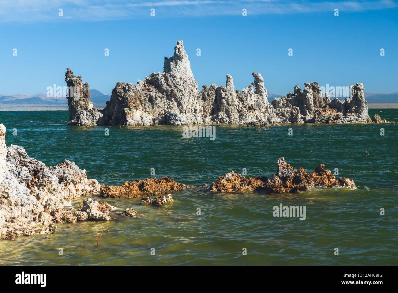 Mono Lake, eine Kochsalzlösung soda See in Mono County, Kalifornien. Tuffstein Türme, Türme Calcium-Carbonate und Knöpfe. Stockfoto