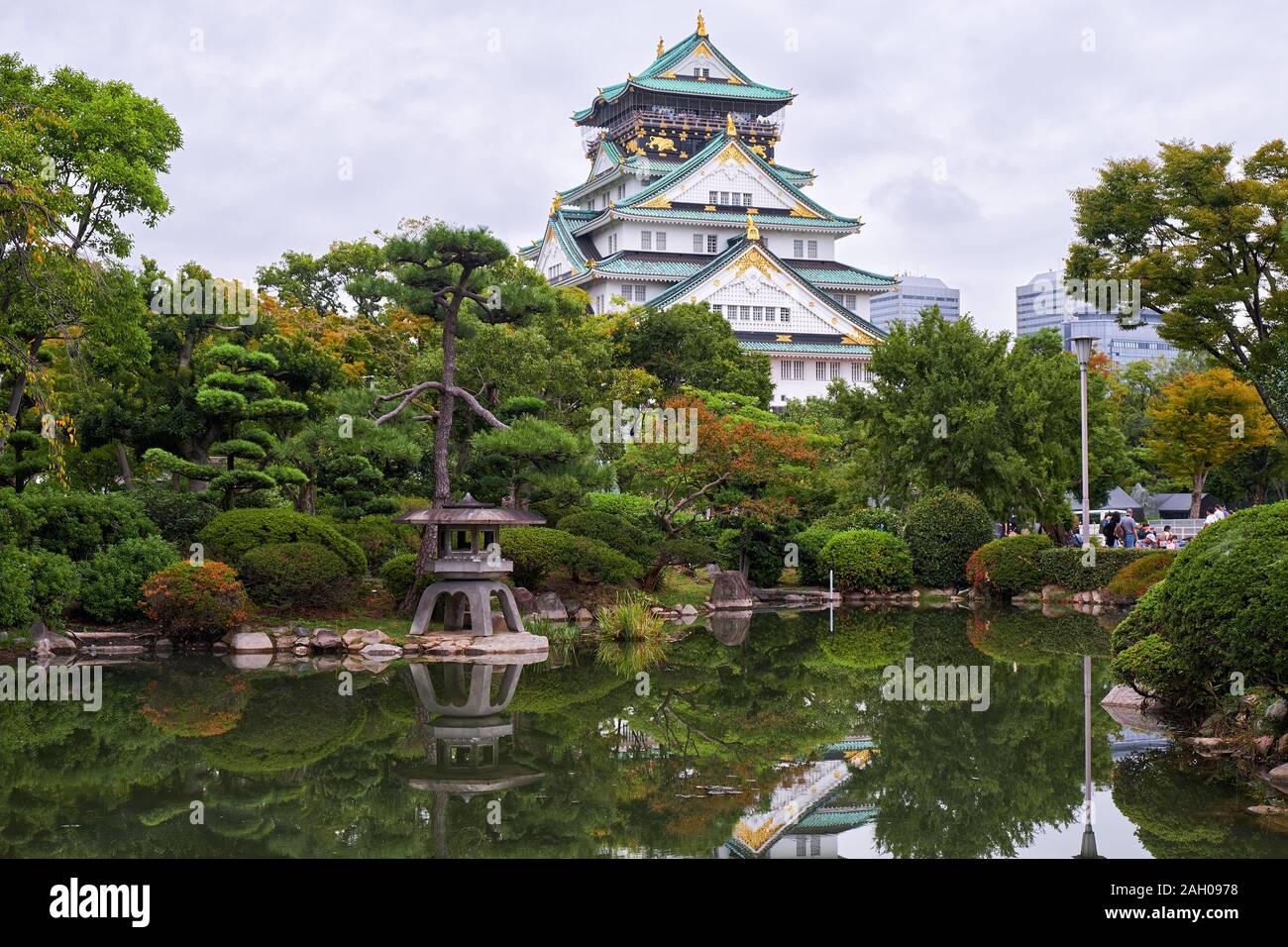 Die traditionellen japanischen Garten im Inneren bailey Burg von Osaka mit den fünf Geschichten Main Tower (tenshu) im Hintergrund. Chuo-ku. Osaka. Japan Stockfoto