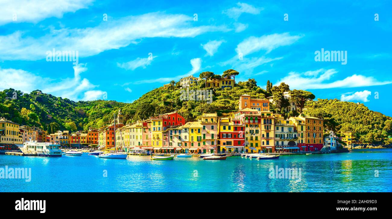 Portofino Luxus Wahrzeichen Panorama. Dorf und Yacht im Hafen von kleinen Bucht. Ligurien, Italien Stockfoto