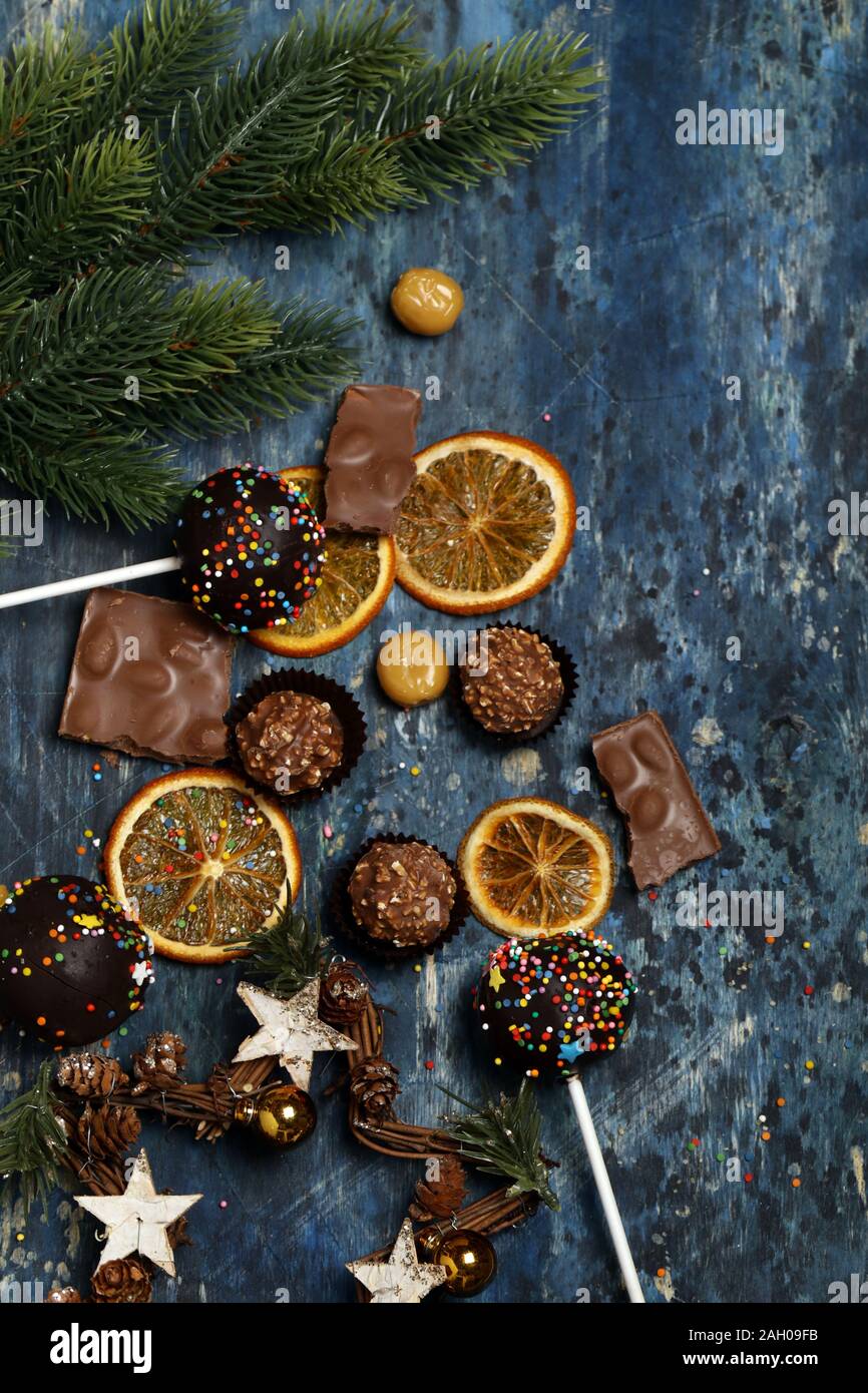 Hausgemachte Kuchen Kuchen knallt auf einem Stick mit Schokolade und Süßigkeiten Stockfoto