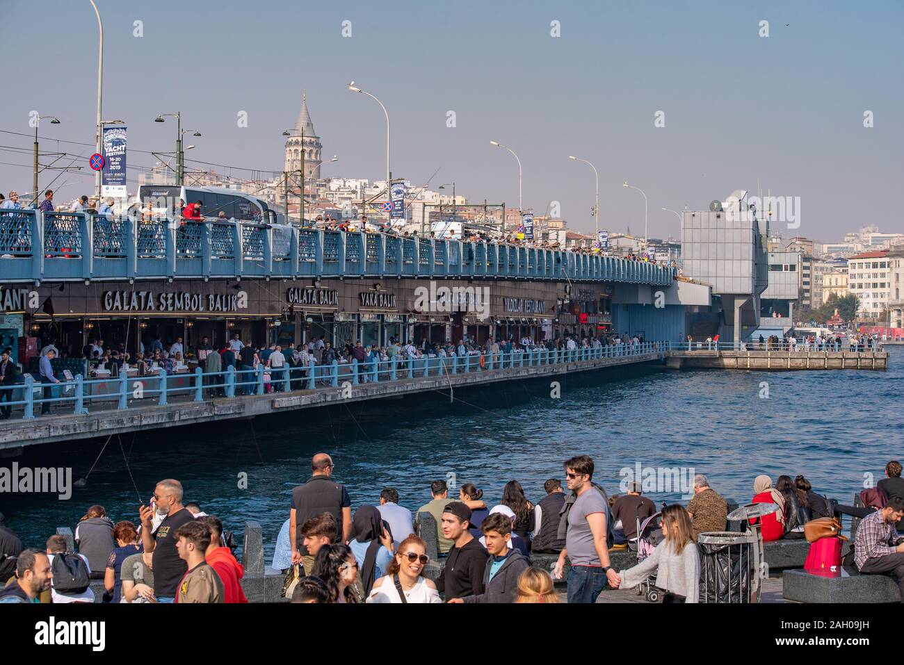 Blick auf die Galata-Brücke vom Pier Eminonu in Istanbul, Türkei Stockfoto