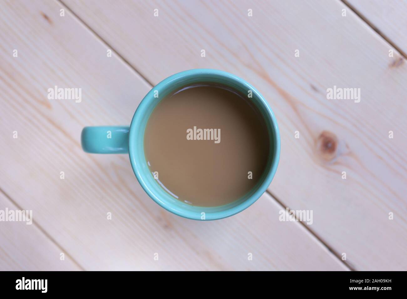 Tasse Tee Kaffee auf Holz- Oberfläche, Ansicht von oben Stockfoto