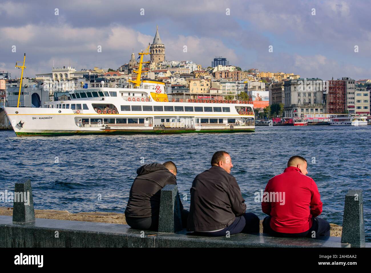 Menschen am Pier von Eminonu in Istanbul, Türkei Stockfoto