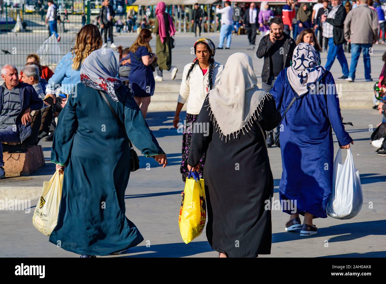 Frauen mit traditioneller Kleidung, die auf der Straße in Istanbul, Türkei, spazieren gehen Stockfoto