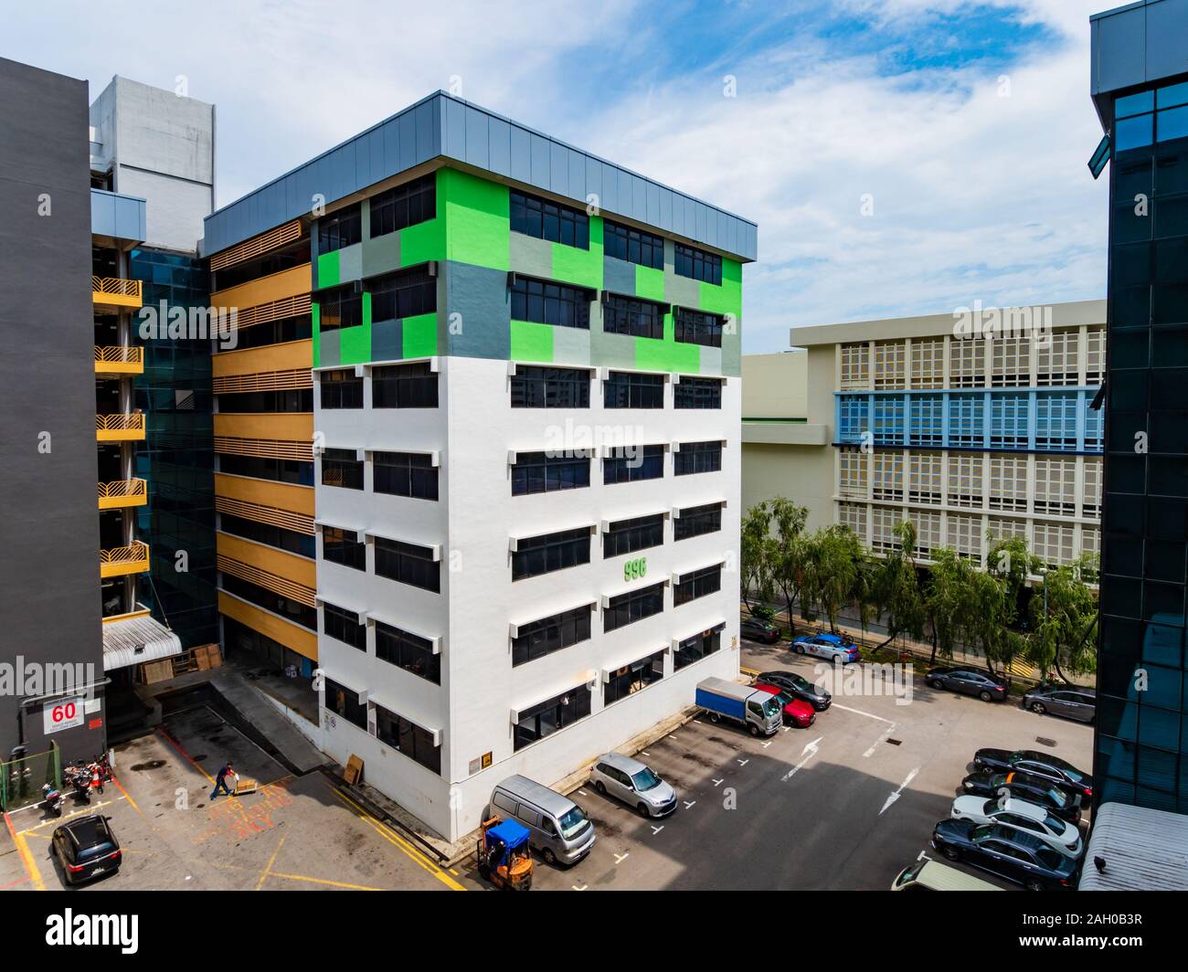 Singapur - 3 Apr 2019 - Außen B-Zentrale, eine leichte industrielle Gebäude/abgeflachter Fabrik-/Bürogebäude für kleine bis mittlere Unternehmen gemeint ( Stockfoto
