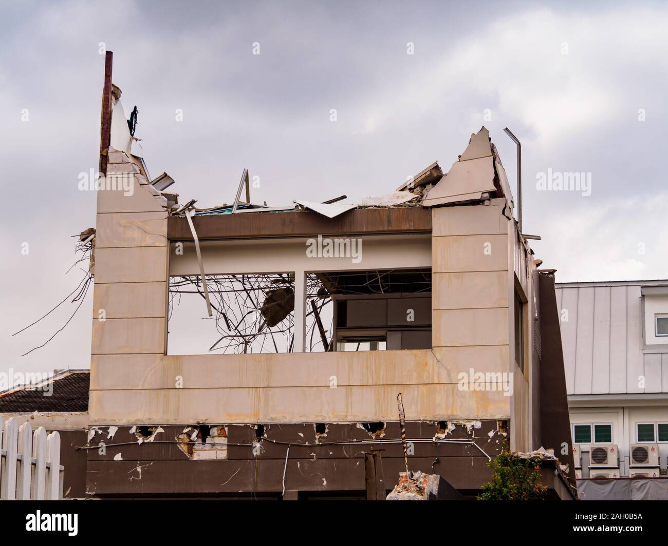 Fassade des teilweise abgerissen/verfallenen/zusammengebrochen und verlassenen Haus/Gebäude ohne Dach Stockfoto