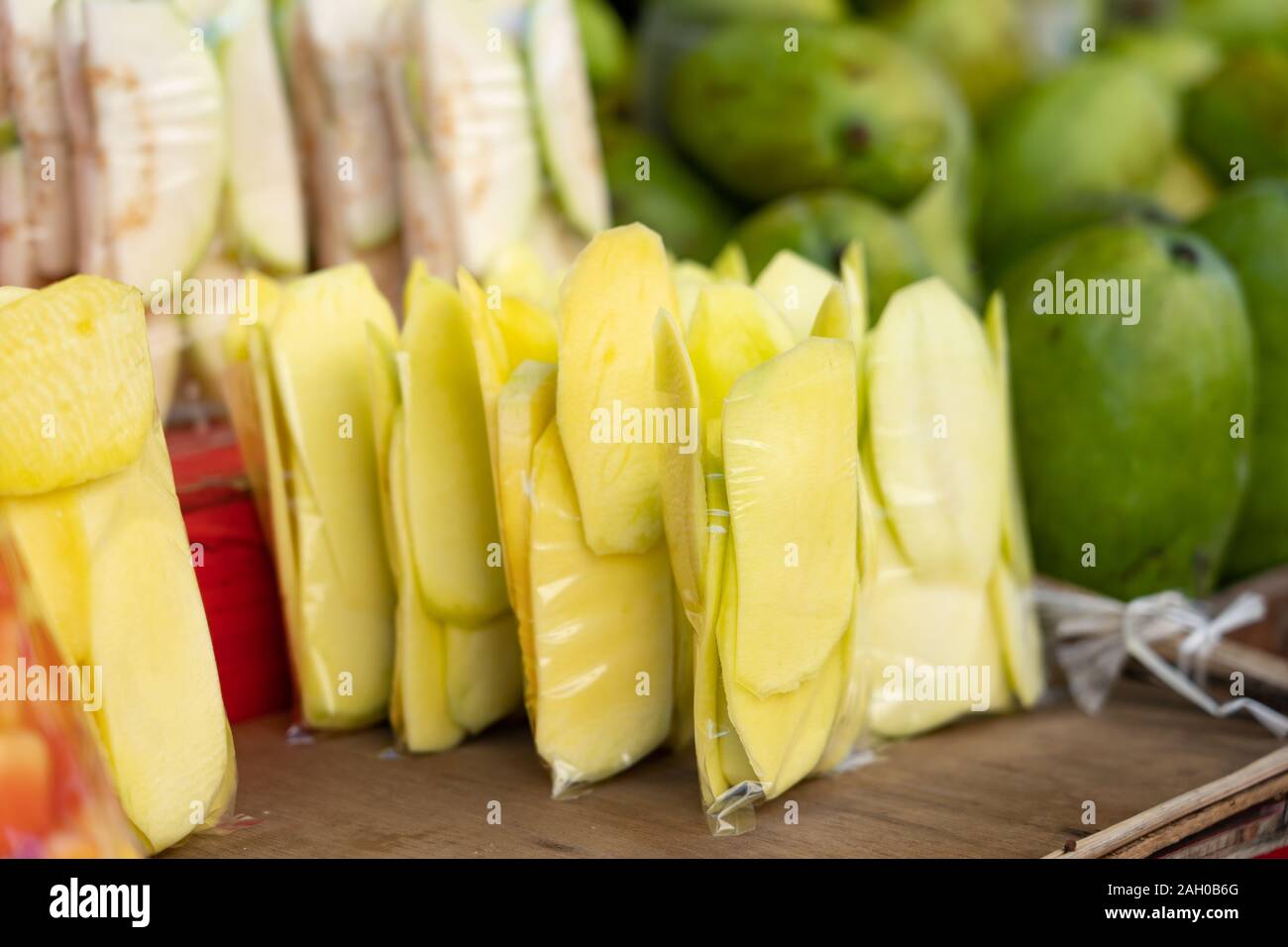 Ein beliebter Snack Street Food häufig auf den Philippinen verkauft, Scheiben der unreife grüne Mango, die haben einen säuerlichen Geschmack. Normalerweise mit Salz bestreut, wenn Stockfoto