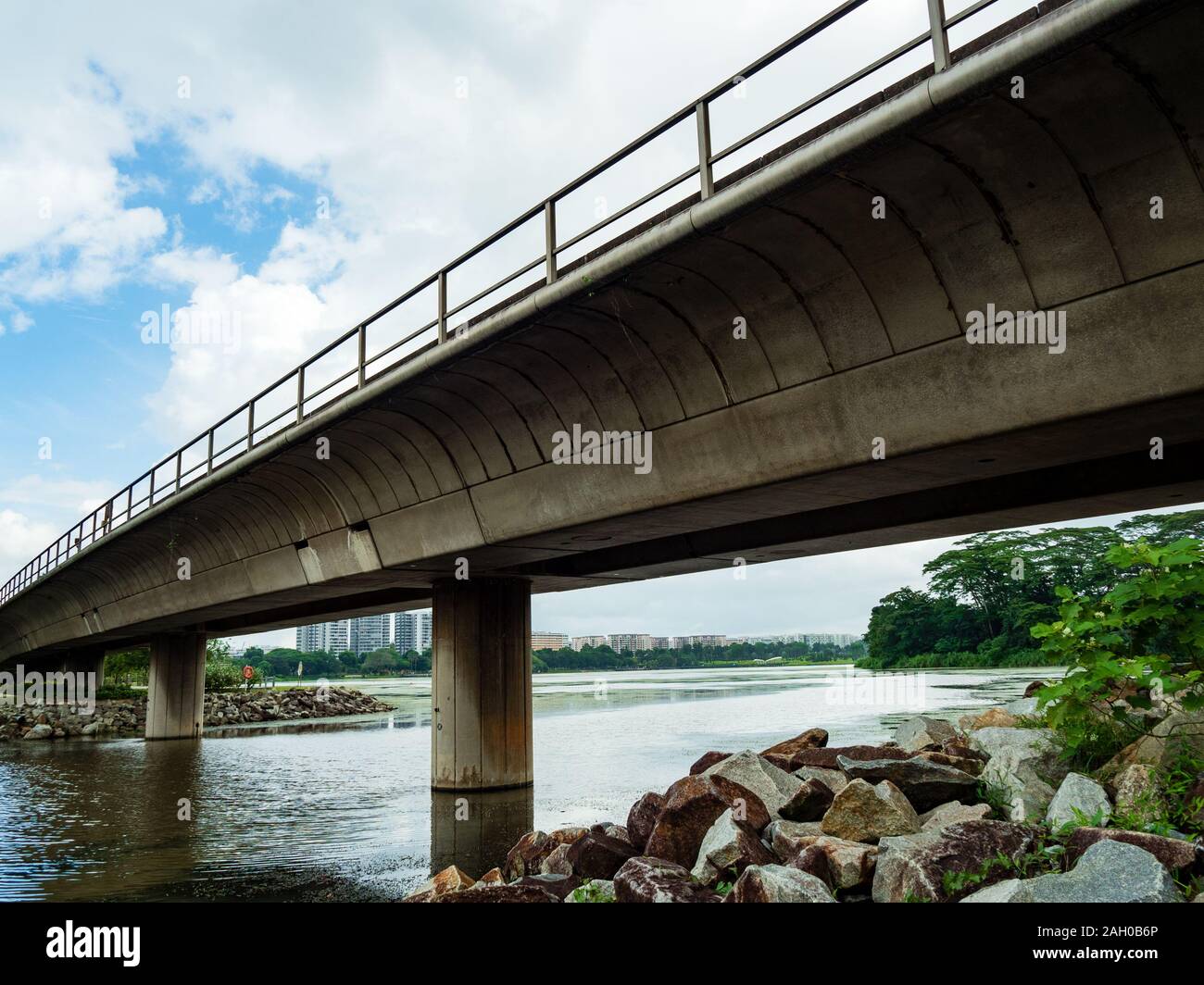 Malerischer Blick auf Bahn/U-Bahn/Zug Brücke über einen See/Stausee in Singapur mit Mietwohnungen im Hintergrund Stockfoto