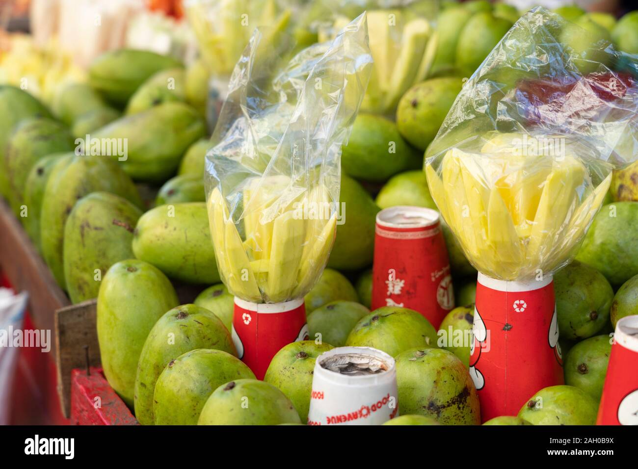 Ein beliebter Snack Street Food häufig auf den Philippinen verkauft, Scheiben der unreife grüne Mango, die haben einen säuerlichen Geschmack. Normalerweise mit Salz bestreut, wenn Stockfoto