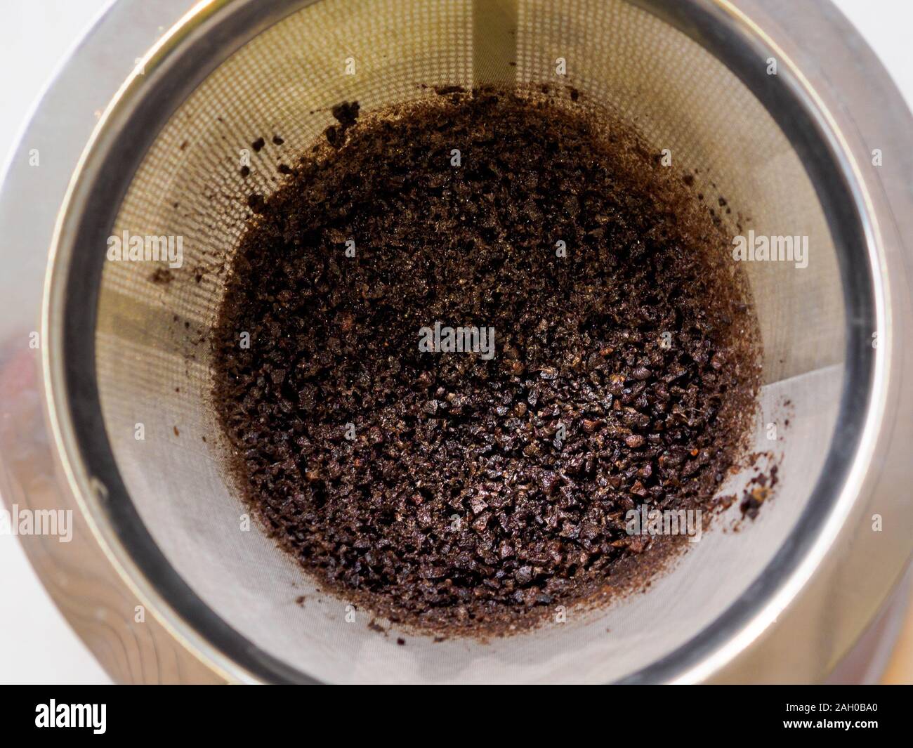 Flach Detailansicht der verwendeten nass verwendet Kaffeesatz in eine Kaffeemaschine für Filterkaffee/Trichter Gießen-über Kaffee Zubereitung Stockfoto