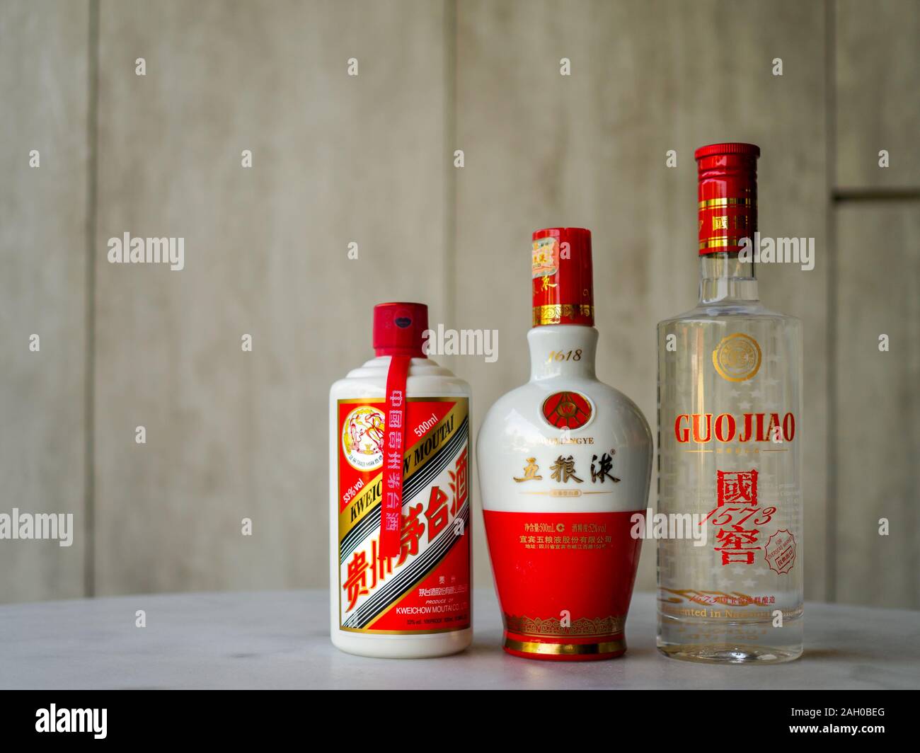 Singapur - 29 Mär 2019 - drei Flaschen von bekannten Luxus baijiu Chinesischer Likör mit Kopie Raum: Kweichow Moutai/Maotai, Wuliangye/Wu Liang Ye, Stockfoto