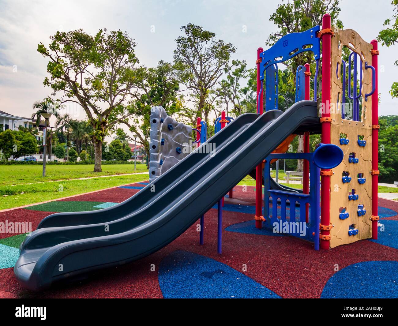 Kinderspielplatz Folie und anderen Spielgeräten in einem öffentlichen Park in der Nähe einer Wohnsiedlung Stockfoto