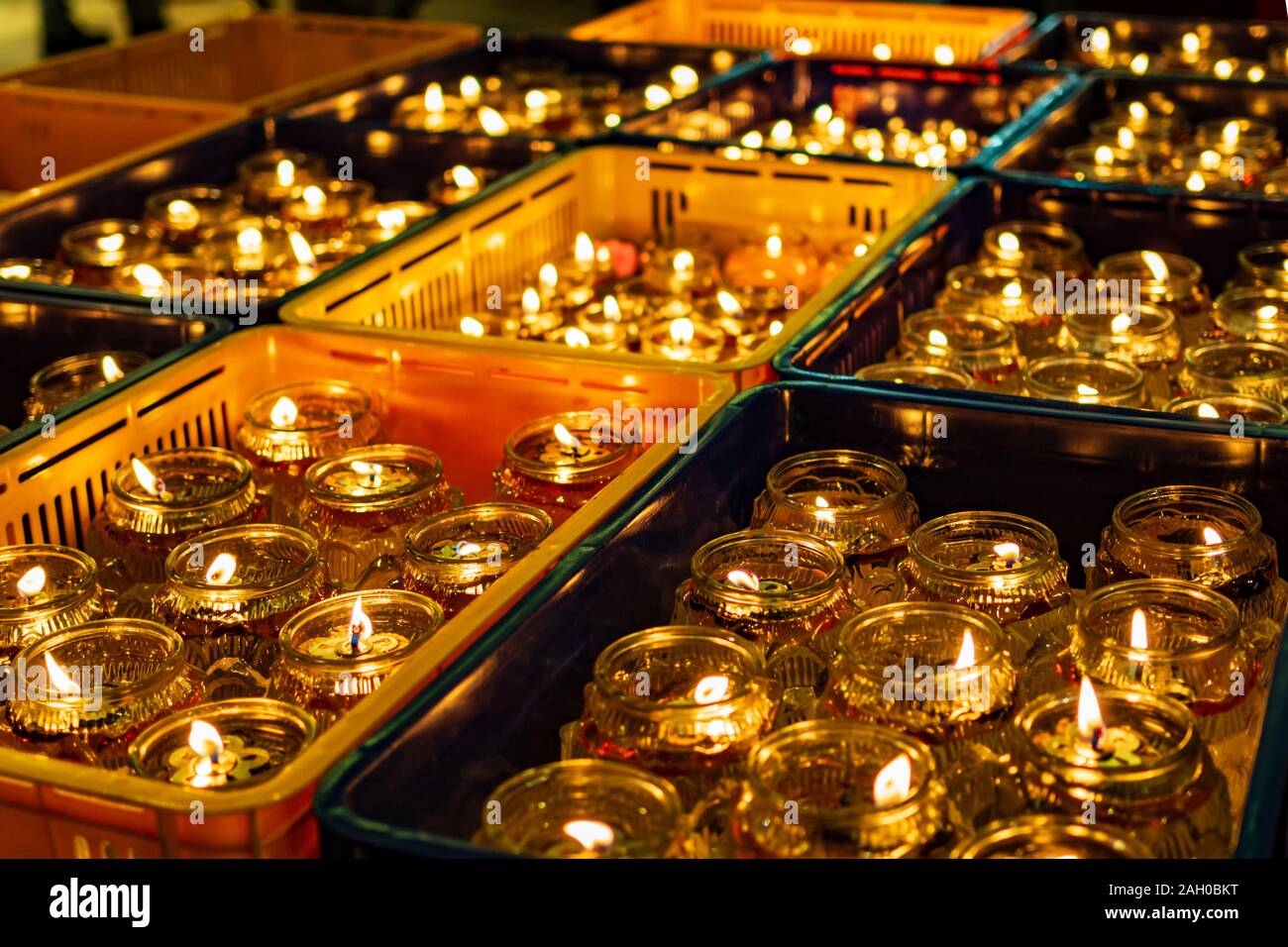 Öl Lampen geben ein warmes festliches Leuchten in einem buddhistischen Tempel in Singapur während der Vesak Day/Buddha Tag feiern Stockfoto