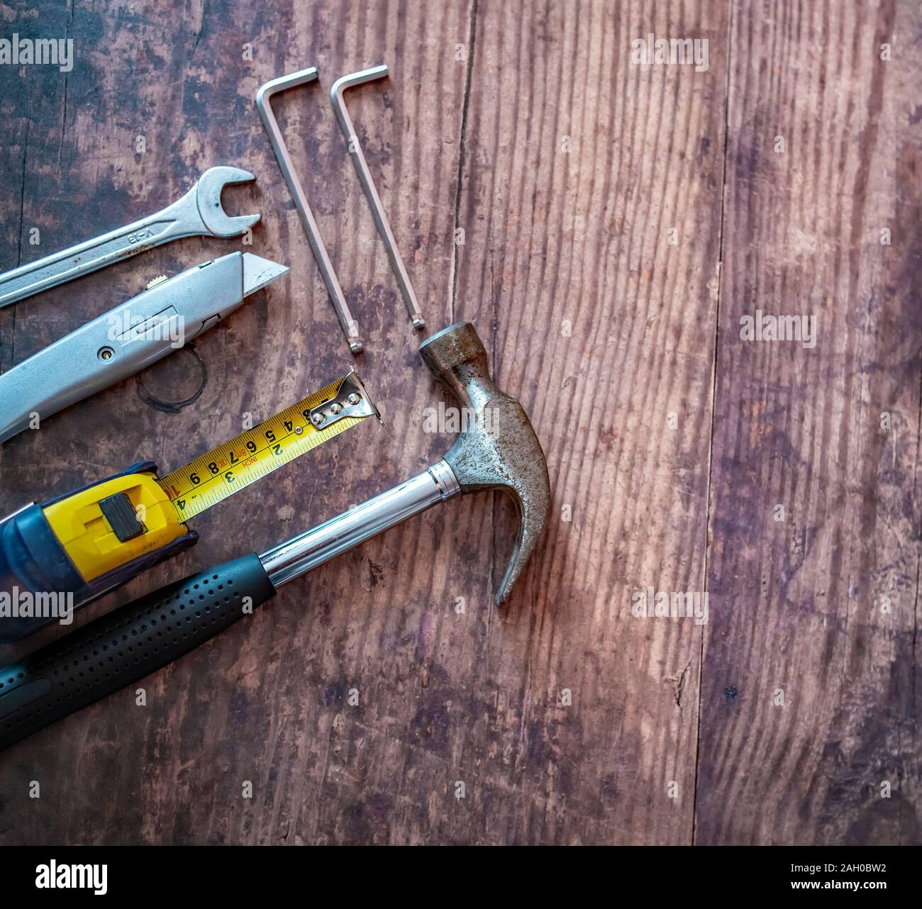 Top down Sicht der verschiedenen DIY Tools auf einem hölzernen Hintergrund Stockfoto