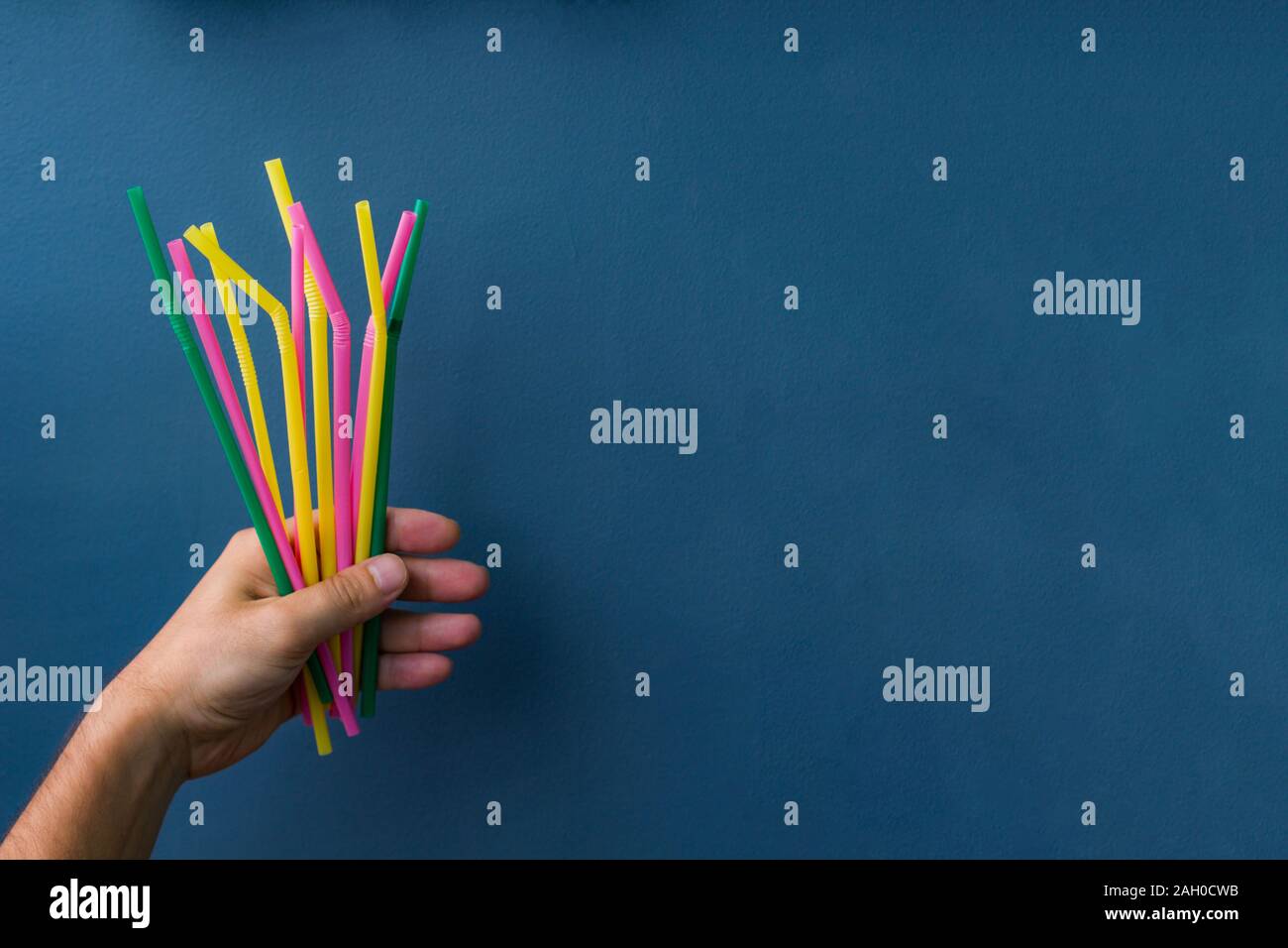 Plastik Strohhalme in einer Hand Stockfoto