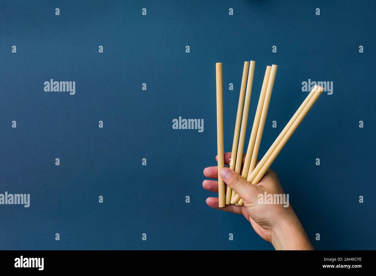 Bambus Strohhalme in einer Hand Stockfoto