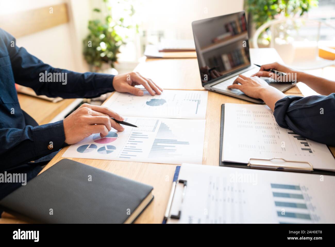 Geschäft Leute treffen zu analysieren und diskutieren und Brainstorming der Finanzbericht Diagrammdaten im Büro, Finanzberater Teamarbeit und Rechnungslegung Stockfoto