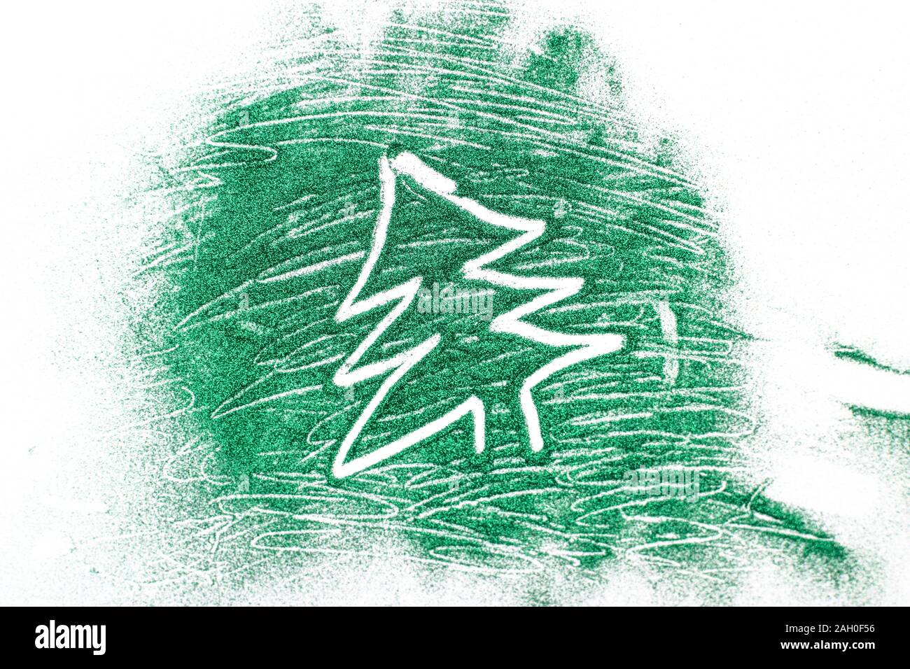 Weihnachtsbaum Zeichnung auf einem Hintergrund von verstreuten Grün glänzend funkelt auf dem weißen Hintergrund. Weihnachten Konzept. Stockfoto