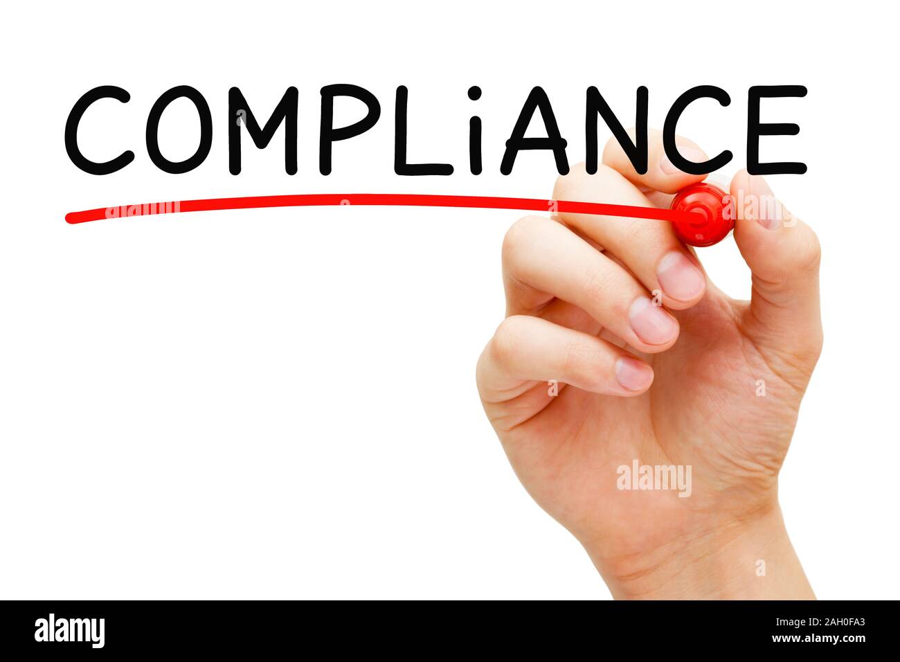 Hand schreiben das Wort Compliance mit Marker auf Transparenten abwischen Board auf weißem Hintergrund. Stockfoto