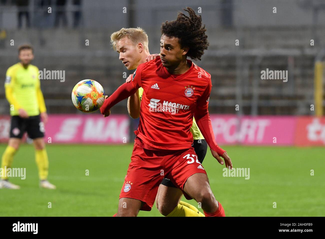 Joshua ZIRKZEE (FC Bayern München), Aktion, Duelle gegen Simon RHEIN (WUE). Fussball 3. Liga 20. Spieltag, FC Bayern München II - FC Kickers Würzburg 1-1, am 22. Dezember 2019, Stadion an der Gruenwalder Straße in Muenchen, DFL-Bestimmungen verbieten die Verwendung von Fotografien als BILDSEQUENZEN UND/ODER QUASI-VIDEO. | Verwendung weltweit Stockfoto